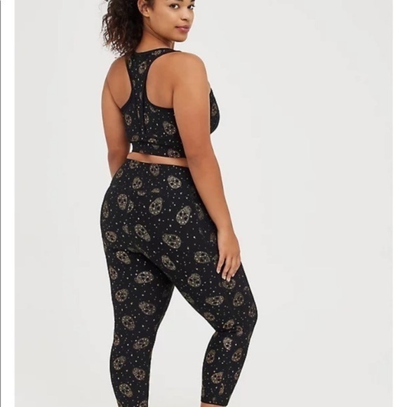 TORRID ACTIVE CROP LEGGING - PERFORMANCE CORE FOIL STAR & SKULL BLACK - Picture 7 of 8